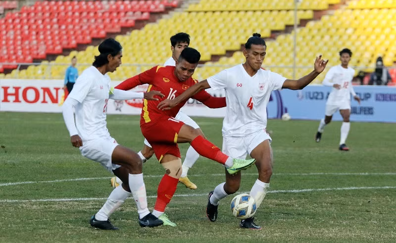 Hồ Thanh Minh (16) trong trận U23 Việt Nam gặp U23 Myanmar.