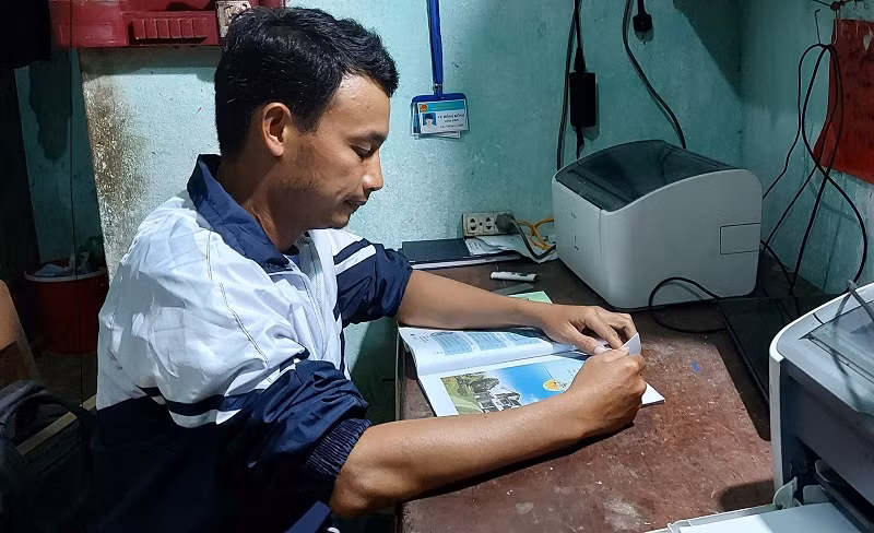 Thầy Lê Văn Linh chuẩn bị cho tiết dạy vào hôm sau.