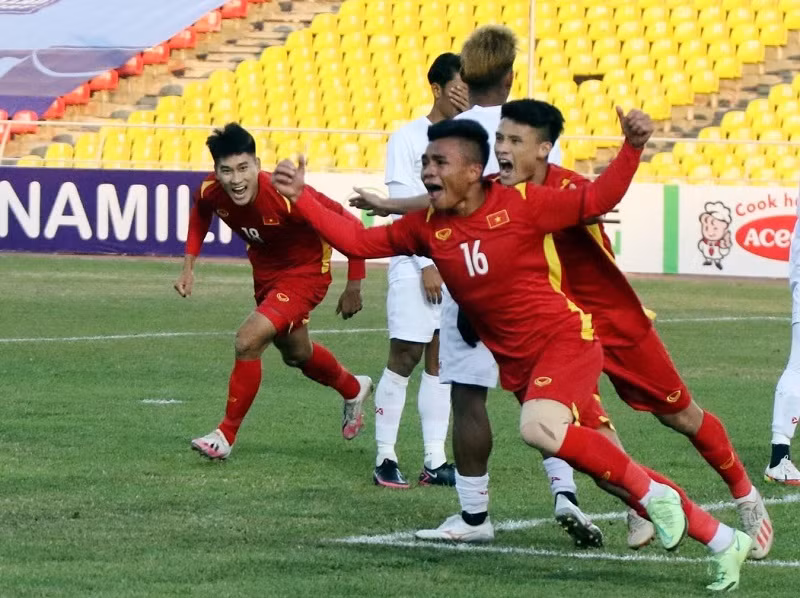 Hồ Thanh Minh ăn mừng sau khi ghi bàn vào lưới U23 Myanmar.