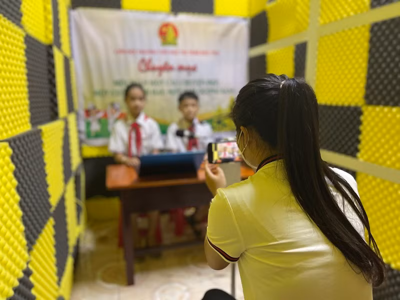 Chương trình do chính các em học sinh luân phiên nhau làm MC giới thiệu. Ảnh: TG