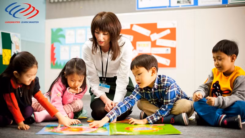 Thông qua những trò chơi hàng ngày để trẻ dễ tiếp cận ngoại ngữ một cách tự nhiên.