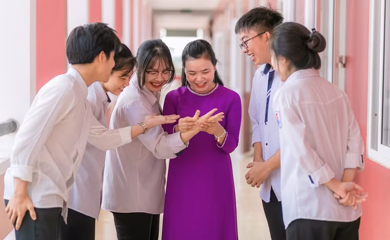 Cô Thái Thị Vũ Anh (Trường THPT Huỳnh Thúc Kháng, TP Vinh, Nghệ An) cùng học trò.