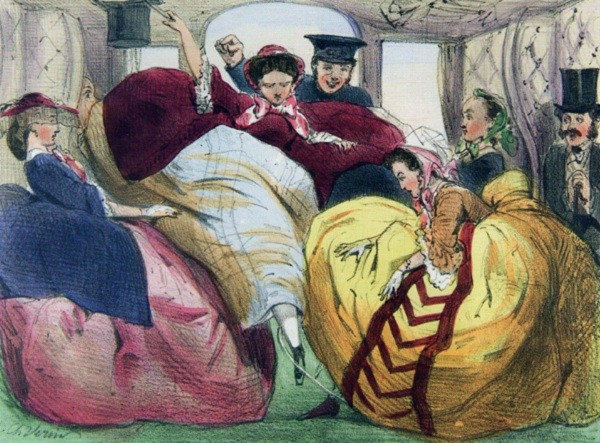 Mặc dù trở thành “mốt” nhưng khung đầm phồng cũng đem lại nhiều rắc rối và nguy hiểm cho phái nữ. làm đẹp nhanh chết