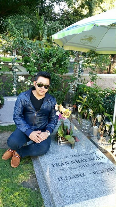 Quang Lê bị chỉ trích vì ngồi lên mộ nhạc sĩ lão làng - Ảnh 2 Quang Lê bị chỉ trích vì ngồi lên mộ nhạc sĩ lão làng - Ảnh 2