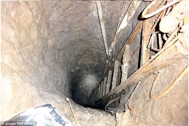 Chiếc thang dẫn xuống đường hầm bí mật mà Guzman đã đào thoát