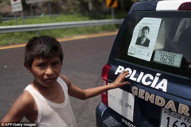 Lệnh truy nã quốc tế cũng được gửi đi 10 quốc gia và ít nhất 49 người đã bị thẩm vấn, trong đó có 34 nhân viên nhà tù