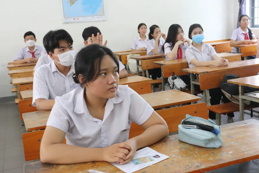 Thí sinh tại điểm thi Trường THPT Phan Châu Trinh có mặt tại buổi làm thủ tục dự thi. 