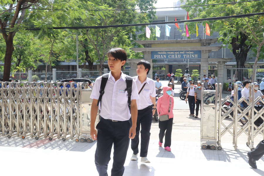 Nhiều thí sinh có mặt khá sớm trong buổi làm thủ tục dự thi.