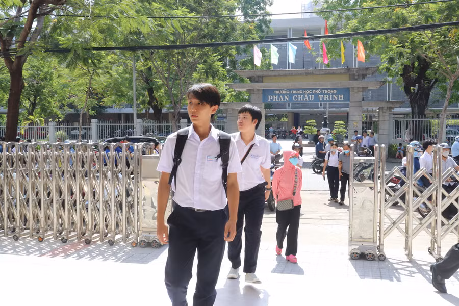 Nhiều thí sinh có mặt khá sớm trong buổi làm thủ tục dự thi.