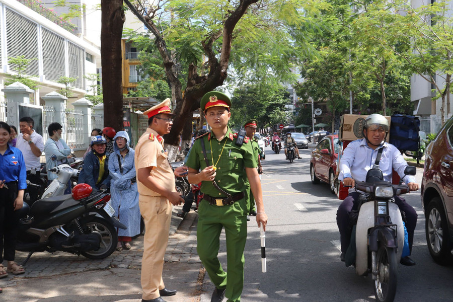 Lực lượng công an đảm bảo an ninh, trật tự, điều tiết giao thông trước điểm thi Trường THPT Phan Châu Trinh.