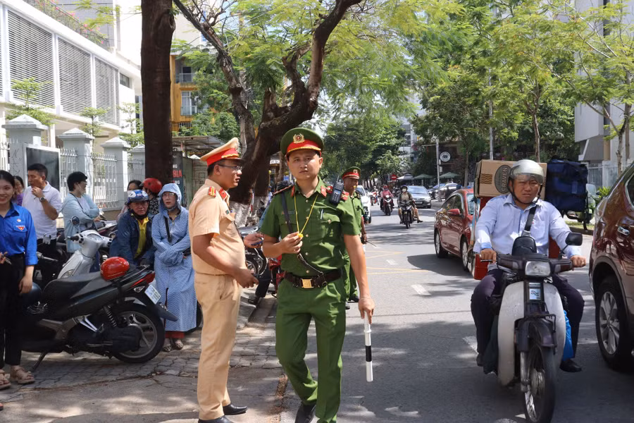 Lực lượng công an đảm bảo an ninh, trật tự, điều tiết giao thông trước điểm thi Trường THPT Phan Châu Trinh.