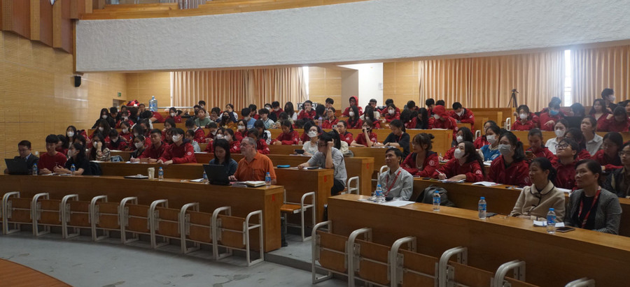 Sinh viên Khoa Dệt may - Da giầy và Thời trang, Đại học Bách khoa Hà Nội trải nghiệm buổi thực tế ảo cùng các chuyên gia đến từ doanh nghiệp. Ảnh: NT