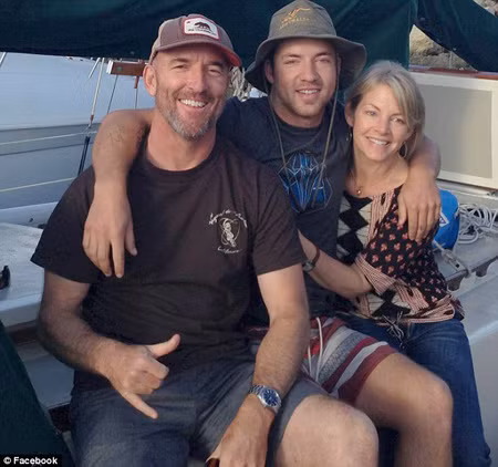 Thoát khỏi hàm cá mập ảnh 1