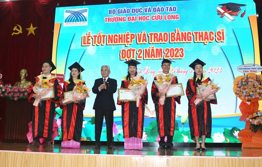 PGS.TS Lương Minh Cừ trao giấy khen cho tân thạc sĩ tốt nghiệp thủ khoa.