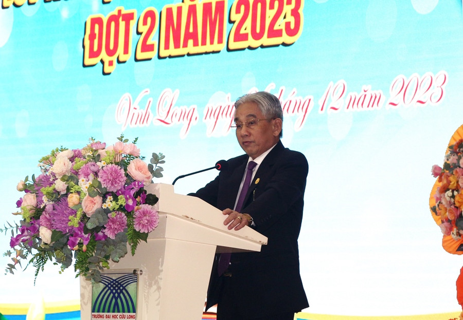 PGS.TS Lương Minh Cừ - Bí thư Đảng ủy, Hiệu trưởng Trường ĐH Cửu Long phát biểu tại buổi lễ. PGS.TS Lương Minh Cừ - Bí thư Đảng ủy, Hiệu trưởng Trường ĐH Cửu Long phát biểu tại buổi lễ.