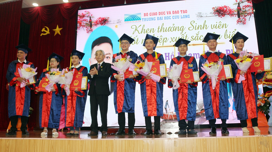 PGS.TS Lương Minh Cừ trao bằng tốt nghiệp, giấy khen cho sinh viên tốt nghiệp xuất sắc. PGS.TS Lương Minh Cừ trao bằng tốt nghiệp, giấy khen cho sinh viên tốt nghiệp xuất sắc.