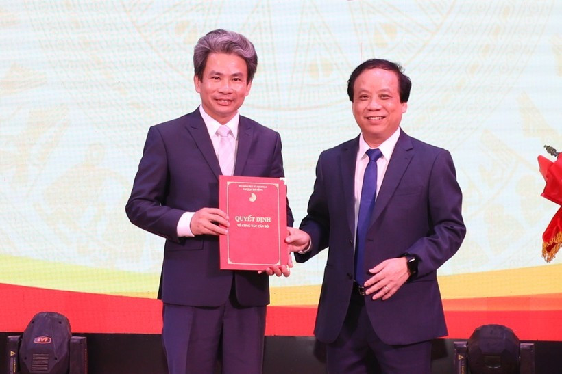 PGS.TS Nguyễn Ngọc Vũ, Giám đốc ĐH Đà Nẵng trao quyết định bổ nhiệm chức vụ Hiệu trưởng Trường ĐH Sư phạm, ĐH Đà Nẵng cho PGS.TS Võ Văn Minh (trái ảnh). PGS.TS Nguyễn Ngọc Vũ, Giám đốc ĐH Đà Nẵng trao quyết định bổ nhiệm chức vụ Hiệu trưởng Trường ĐH Sư phạm, ĐH Đà Nẵng cho PGS.TS Võ Văn Minh (trái ảnh).