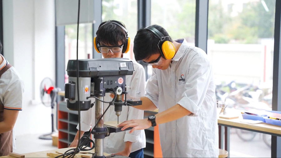 Học sinh Phenikaa School sử dụng máy khoan bàn chế tạo sản phẩm tại Makerspace của nhà trường. Học sinh Phenikaa School sử dụng máy khoan bàn chế tạo sản phẩm tại Makerspace của nhà trường.