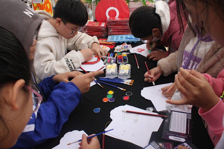 Học sinh hào hứng trải nghiệm tại Fschools STEMPetition 2024. Học sinh hào hứng trải nghiệm tại Fschools STEMPetition 2024.