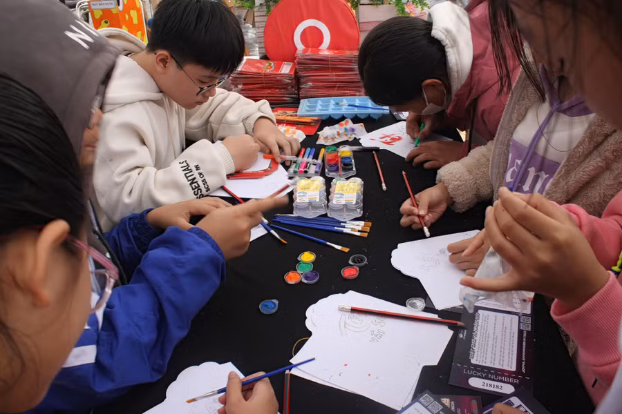 Học sinh hào hứng trải nghiệm tại Fschools STEMPetition 2024.