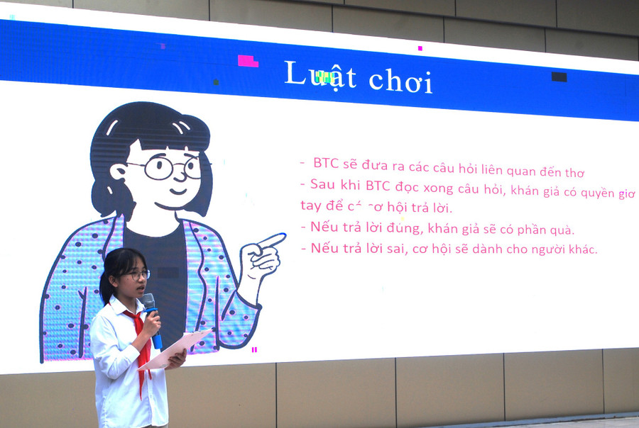 Thả thơ, một trò chơi hấp dẫn trong Ngày hội Văn học dân gian.