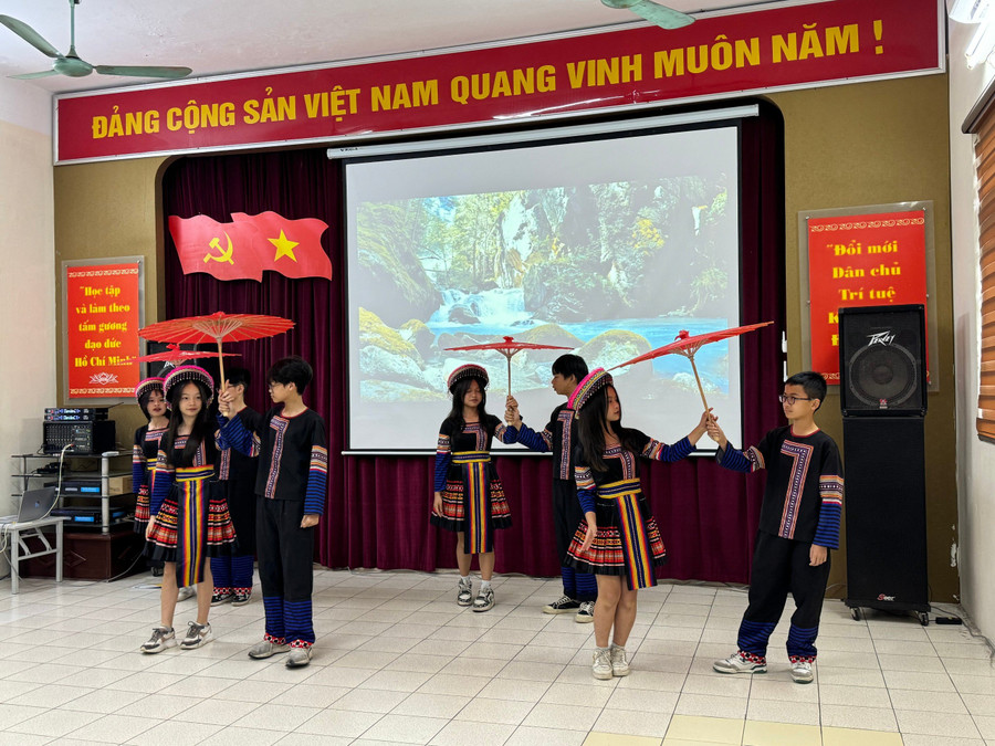 Học sinh biểu diễn tại Festival Tiếng Anh.