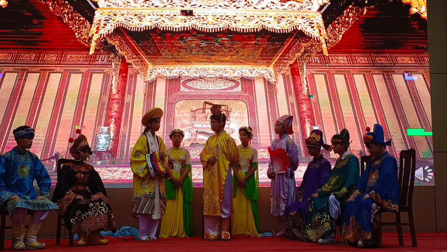 Vở kịch “Trí tuệ Việt Nam” do giáo viên, học sinh dàn dựng, diễn xuất trong Ngày hội toán học dân gian.