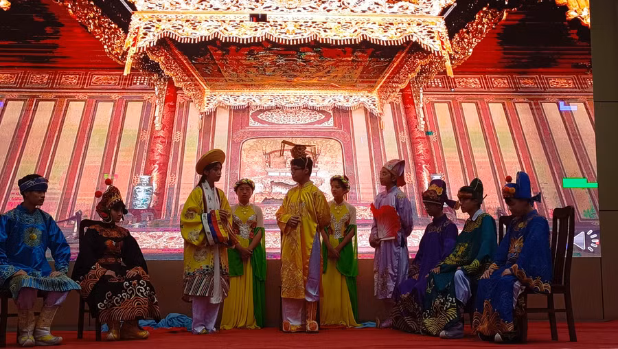 Vở kịch “Trí tuệ Việt Nam” do giáo viên, học sinh dàn dựng, diễn xuất trong Ngày hội toán học dân gian.