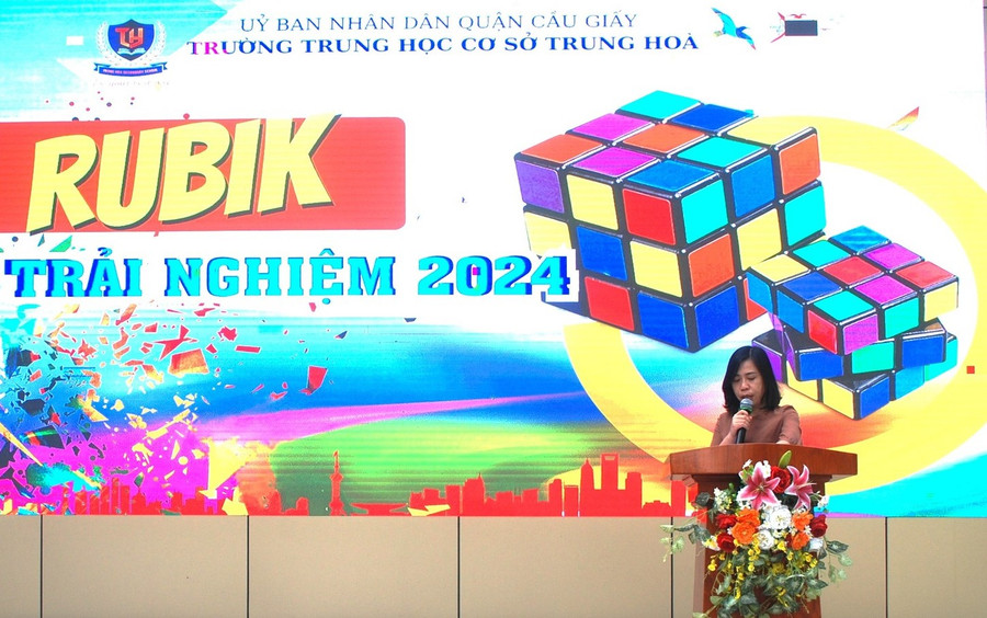 Cô Hoàng Quý Hương, Hiệu trưởng Trường THCS Trung Hòa phát biểu khai mạc Tuần lễ trải nghiệm.