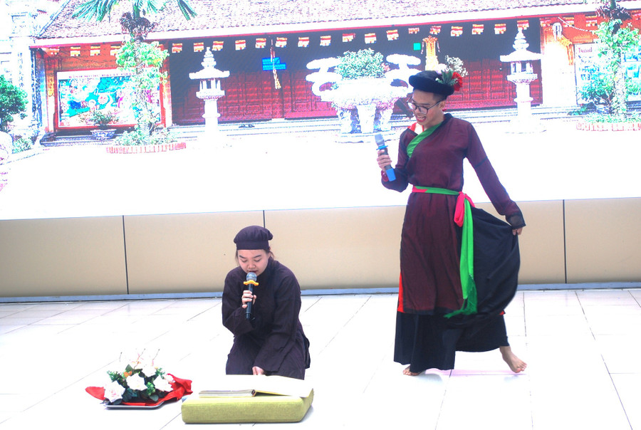 Học sinh diễn kịch trong Ngày hội Văn học dân gian.