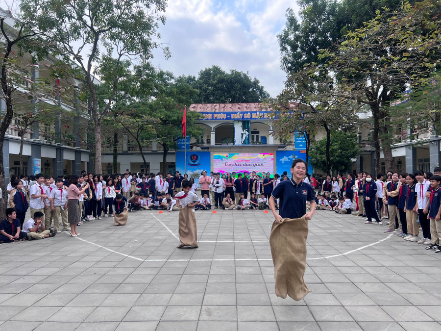 Học sinh hào hứng tham gia các trò chơi dân gian sau khai mạc Tuần lễ trải nghiệm.