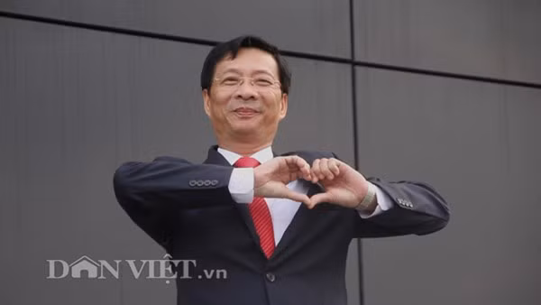 Chính trị gia tỉnh Quảng Ninh khum tay tạo trái tim, xì tin chào du khách