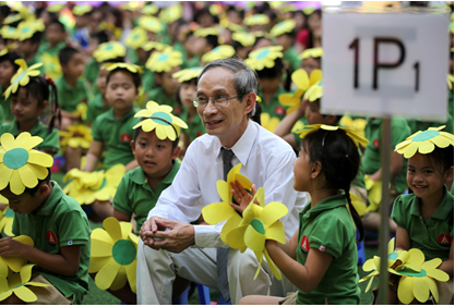 Nhà giáo Nguyễn Xuân Khang và học sinh Trường Marie Curie Hà Nội.