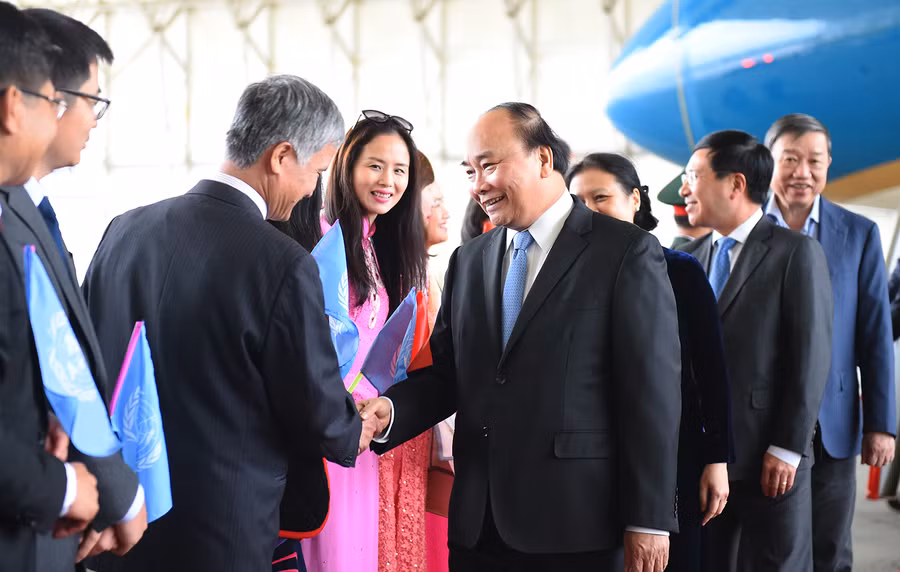 Phái đoàn Việt Nam tại Liên Hợp Quốc đón Thủ tướng tại Sân bay. Ảnh: VGP/Quang Hiếu