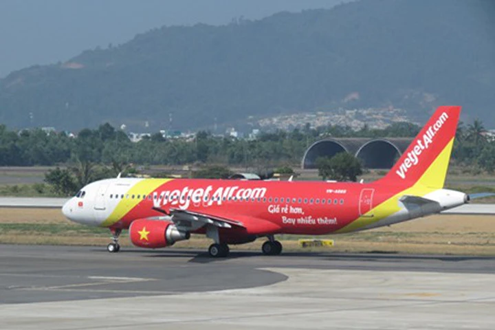 Phát hiện vết cắt ở lốp máy bay chuẩn bị cất cánh của Vietjet