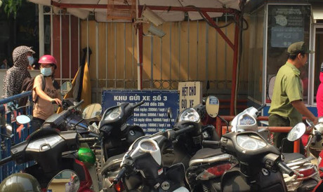 Bãi trông xe bệnh viện lại chiếm vỉa hè, Bai trong xe benh vien lai chiem via he,