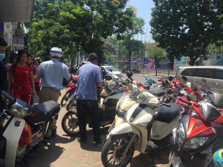 Bãi trông xe bệnh viện lại chiếm vỉa hè, Bai trong xe benh vien lai chiem via he,