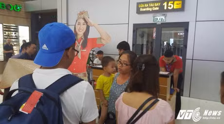 VietJet delay 7 tieng: Hanh khach phat dien, VietJet noi ho tro kip thoi - Anh 1