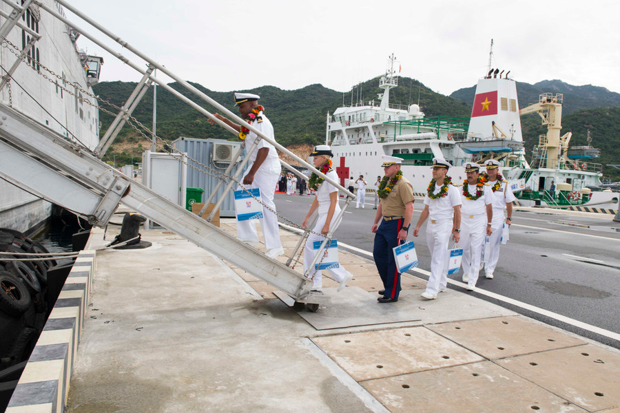 Lãnh đạo Chương trình Đối tác Thái Bình Dương 2017 trở lại tàu USNS Fall River sau buổi lễ kết thúc Chương trình. Lãnh đạo Chương trình Đối tác Thái Bình Dương 2017 trở lại tàu USNS Fall River sau buổi lễ kết thúc Chương trình.