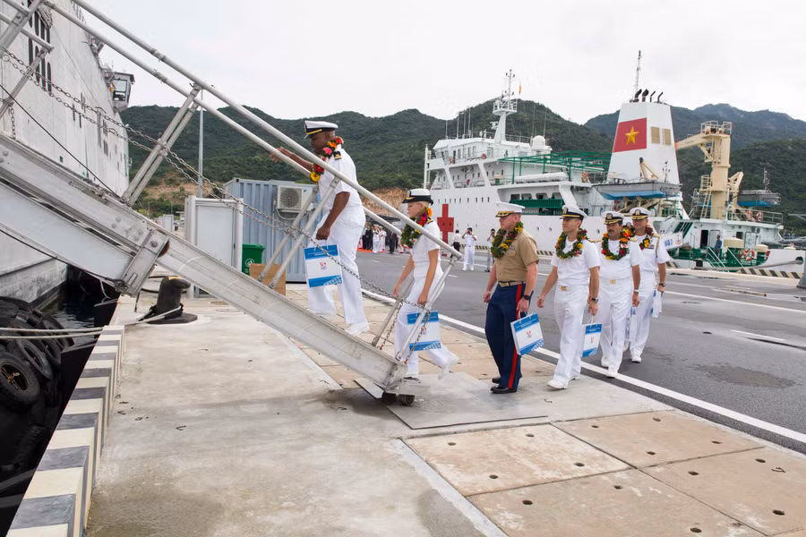 Lãnh đạo Chương trình Đối tác Thái Bình Dương 2017 trở lại tàu USNS Fall River sau buổi lễ kết thúc Chương trình.