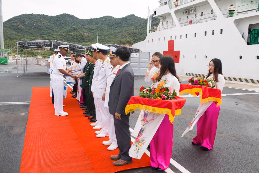 Lãnh đạo Chương trình Đối tác Thái Bình Dương 2017 và các cán bộ lãnh đạo quân sự và dân sự Việt Nam chia tay tại buổi lễ kết thúc Chương trình.