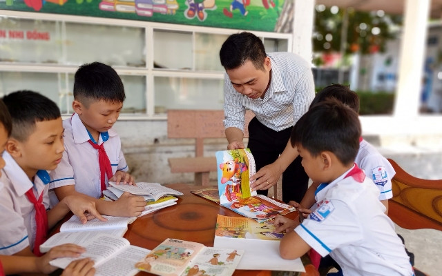 Với tinh thần cầu tiến, lối sống thân thiện, gần gũi với mọi người, thầy Bình được phụ huynh, học sinh quý mến