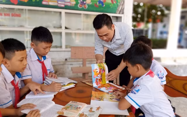 Với tinh thần cầu tiến, lối sống thân thiện, gần gũi với mọi người, thầy Bình được phụ huynh, học sinh quý mến