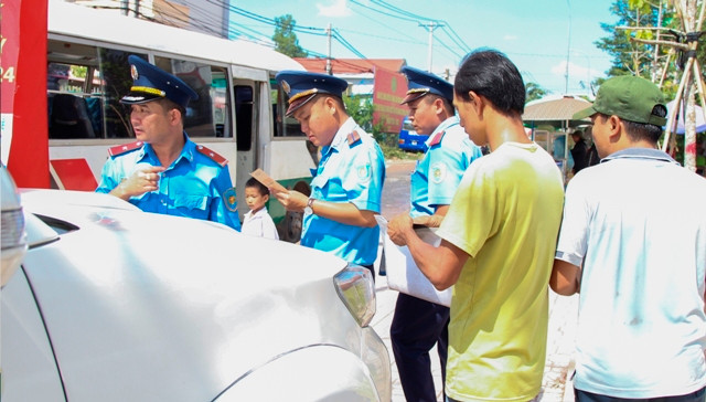 Kiểm tra tình trạng xe và hoạt động đưa đón tại Trường Tiểu học Phan Bội Châu ngày 27/11. Ảnh: Tuấn Anh