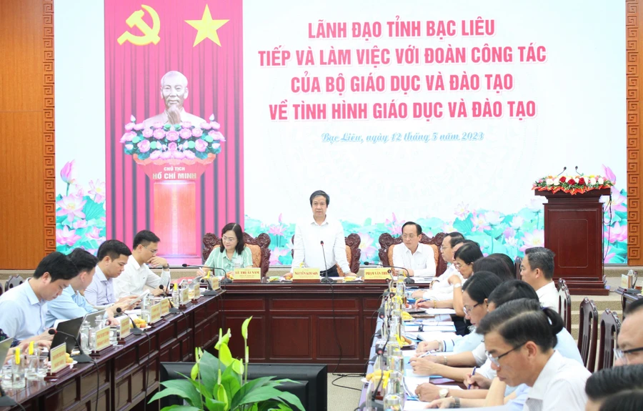 Quang cảnh buổi làm việc.