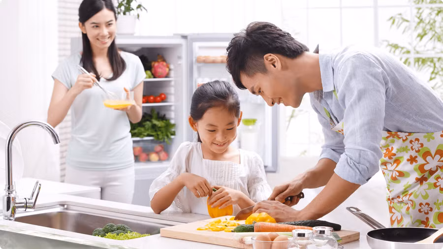 Bố mẹ cần dành nhiều thời gian hướng dẫn, cùng con vui chơi. Ảnh minh họa: INT