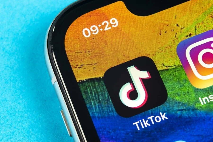 Thuật toán tinh vi của TikTok khiến trẻ có thể tiếp cận nội dung độc hại trong vài phút. Ảnh: INT.