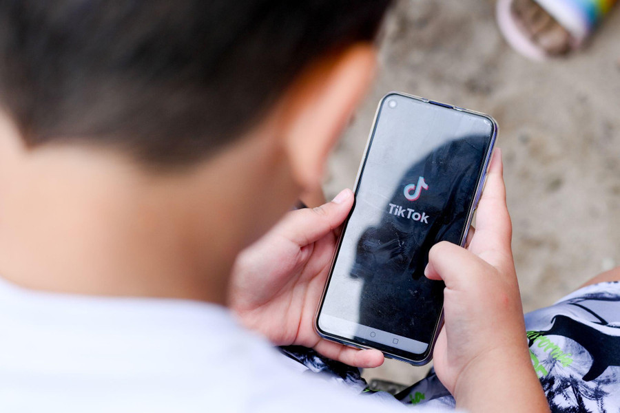 Nội dung tiêu cực trên TikTok có thể ảnh hưởng đến suy nghĩ, thái độ của trẻ. Ảnh minh họa.