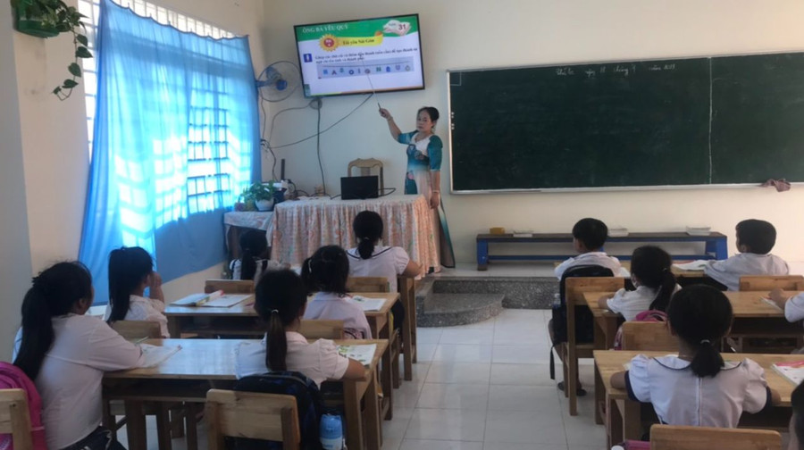 Ở tuổi 53, cô Châu Thanh Tuyền, Trường Tiểu học A An Phú vẫn tích cực, chủ động ứng dụng công nghệ thông tin trong dạy học. Ảnh: NVCC