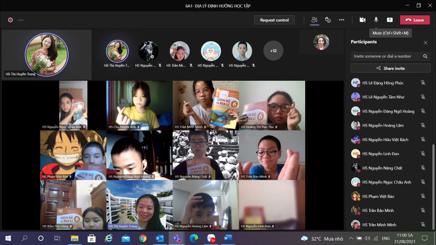 Cô Hồ Thị Huyền Trang – Trường THCS &amp; THPT Phenikaa trong một tiết dạy học trực tuyến. Ảnh: NVCC
